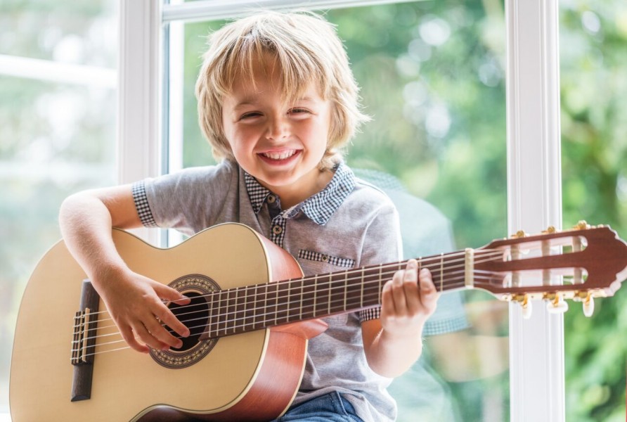 Comment choisir la taille d'une guitare pour enfant